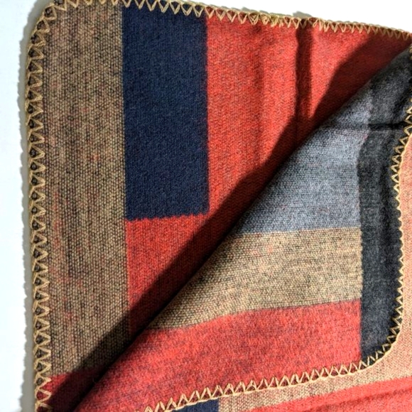 Pretty pattern Ponchos/shawls/blanket - Picture 2 of 10